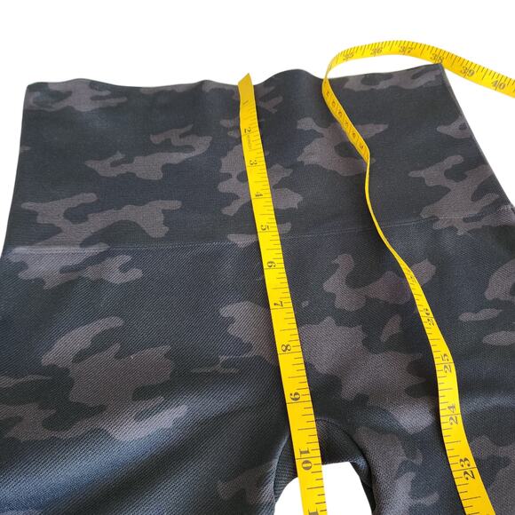 SPANX Womens Cropped Look At Me Now Leggings Size Medium Black Camo Seamless - Picture 9 of 11